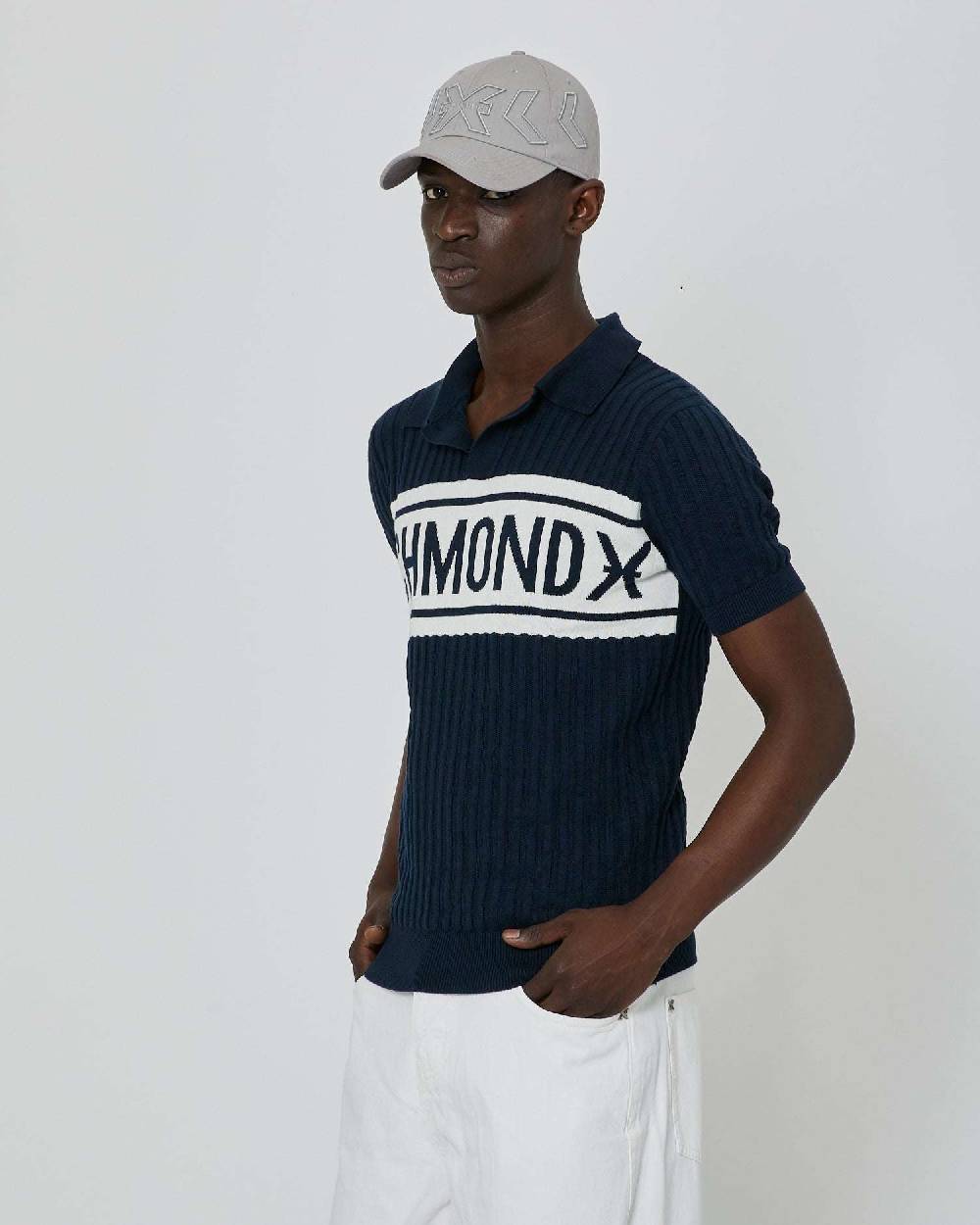 John Richmond Polo con logo bicolor sul davanti In Linea