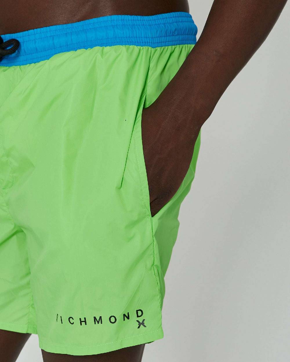 John Richmond Costume bicolor con logo sul davanti Outlet