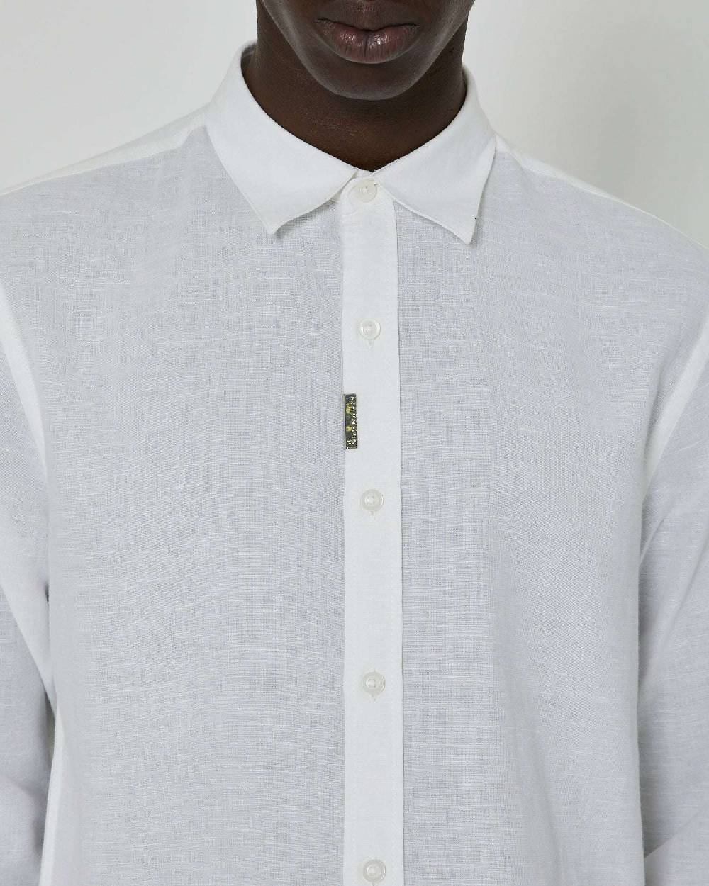 John Richmond Camicia basic in lino con placca metallica sul davanti Saldi