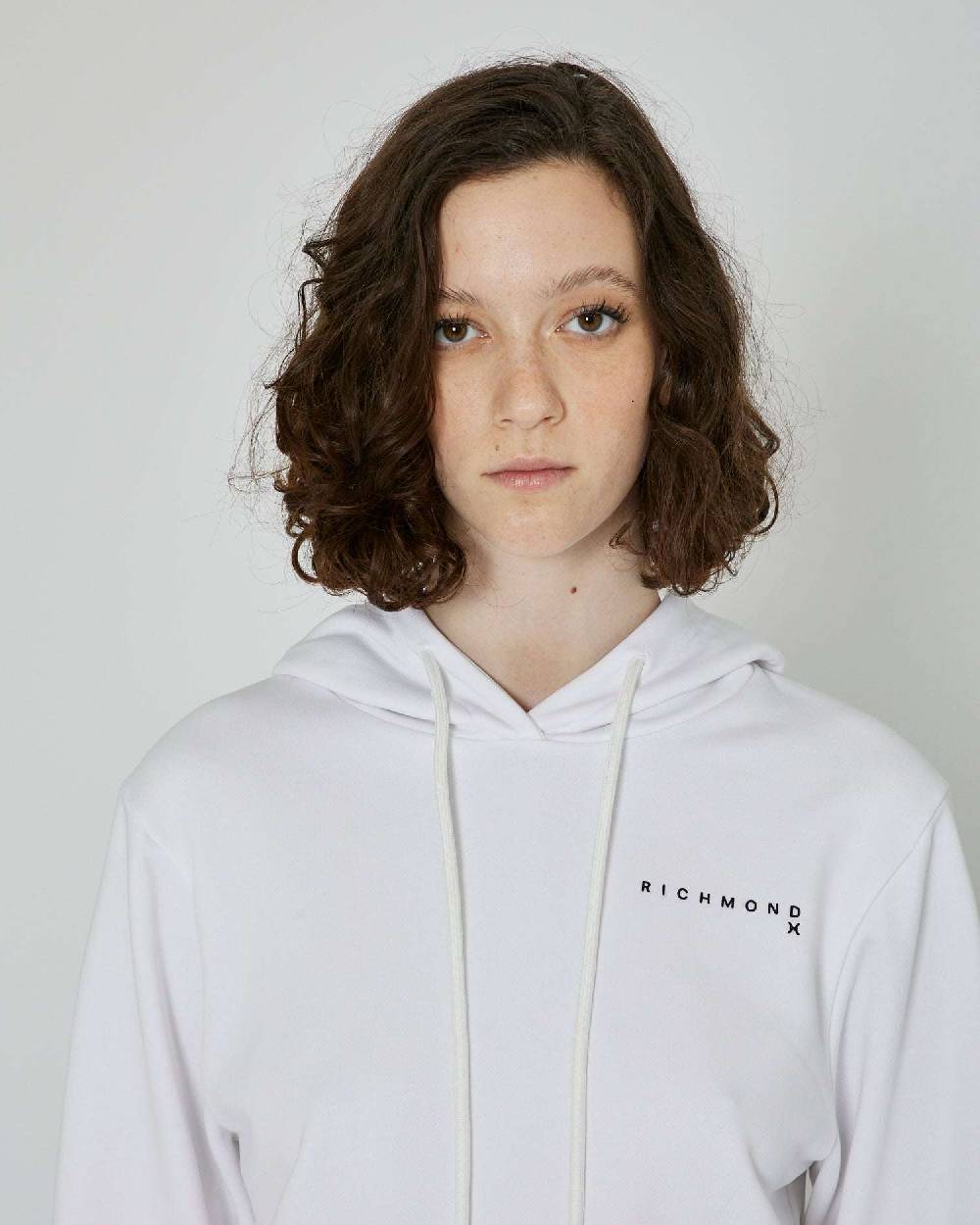 John Richmond Felpa crop con cappuccio e logo Offerta temporanea