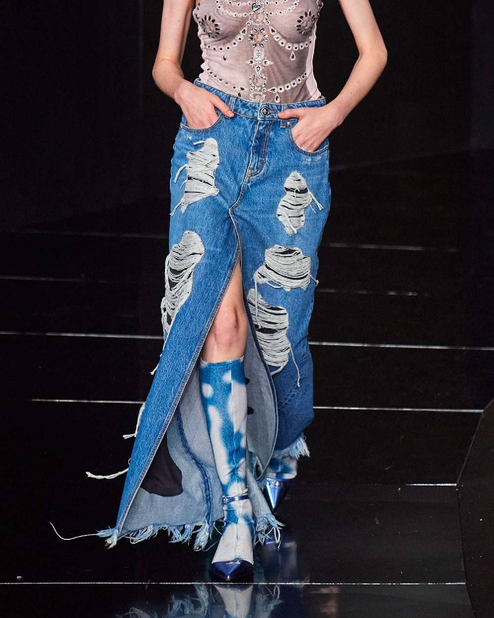 John Richmond Gonna midi in denim con strappi sul davanti In Saldo