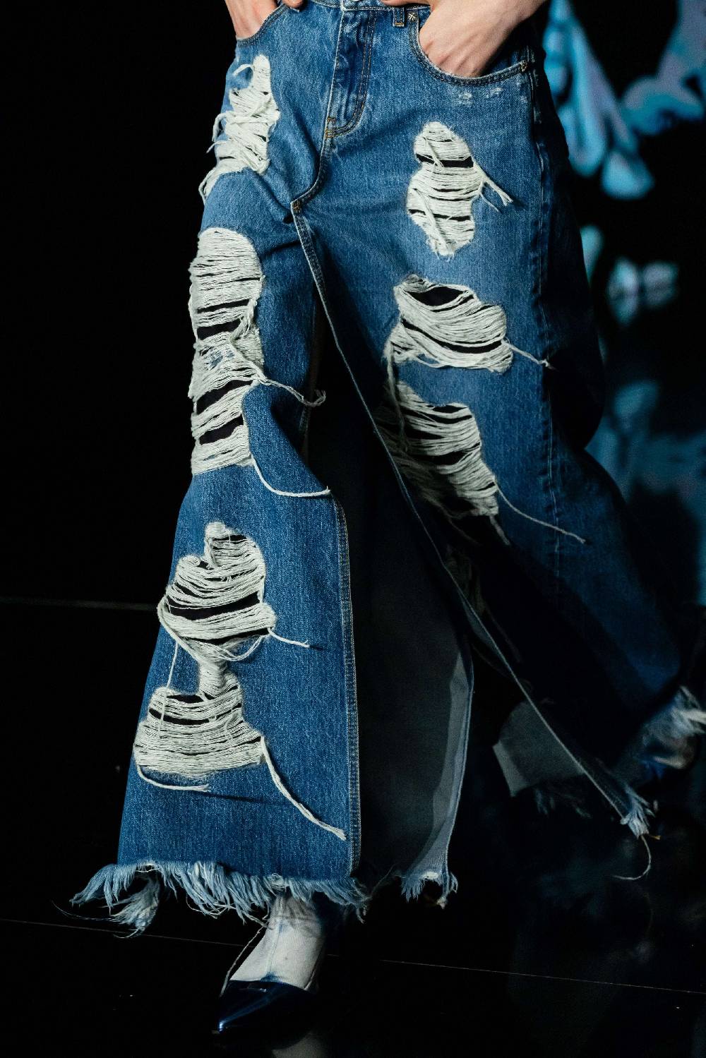 John Richmond Gonna midi in denim con strappi sul davanti In Saldo