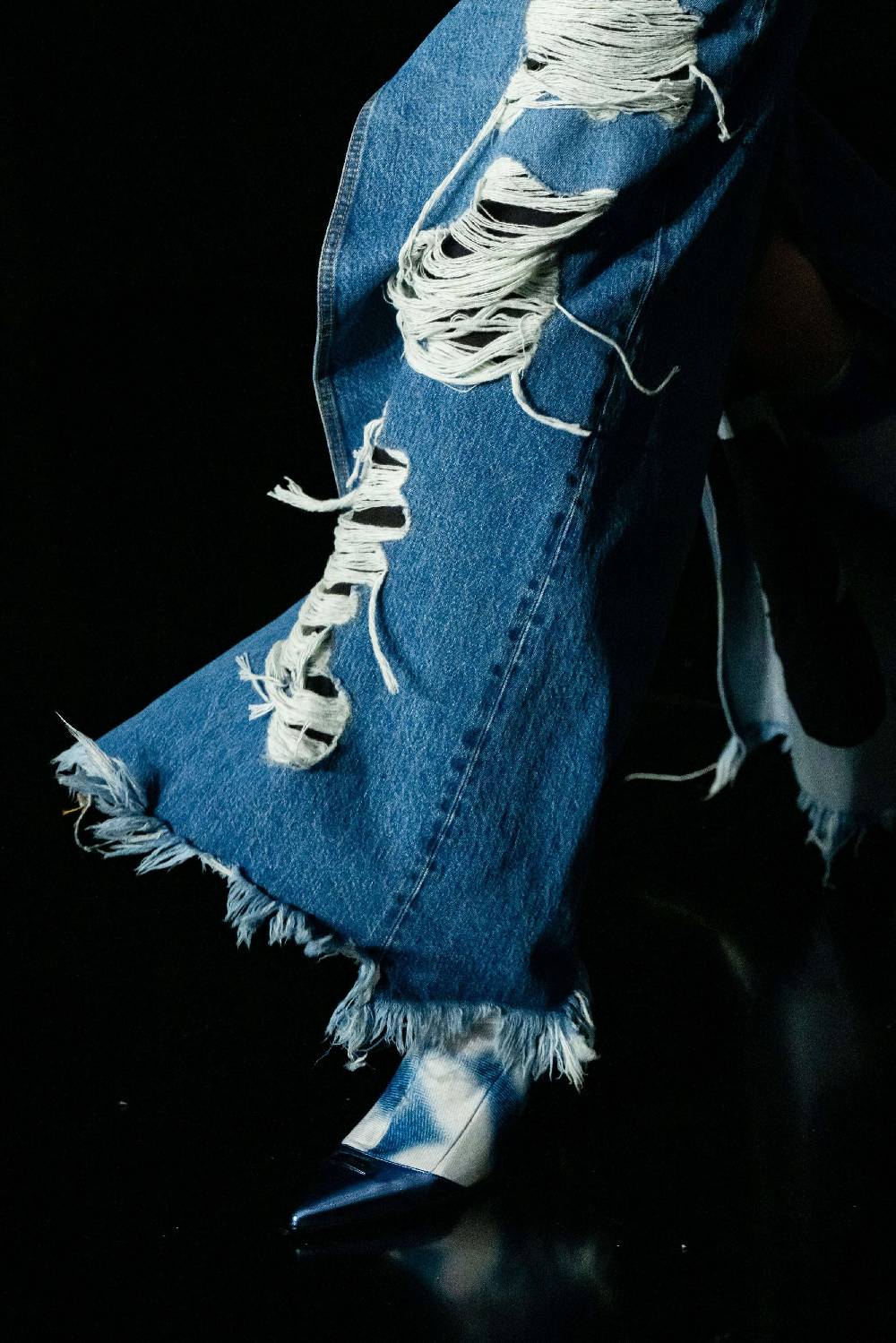 John Richmond Gonna midi in denim con strappi sul davanti In Saldo