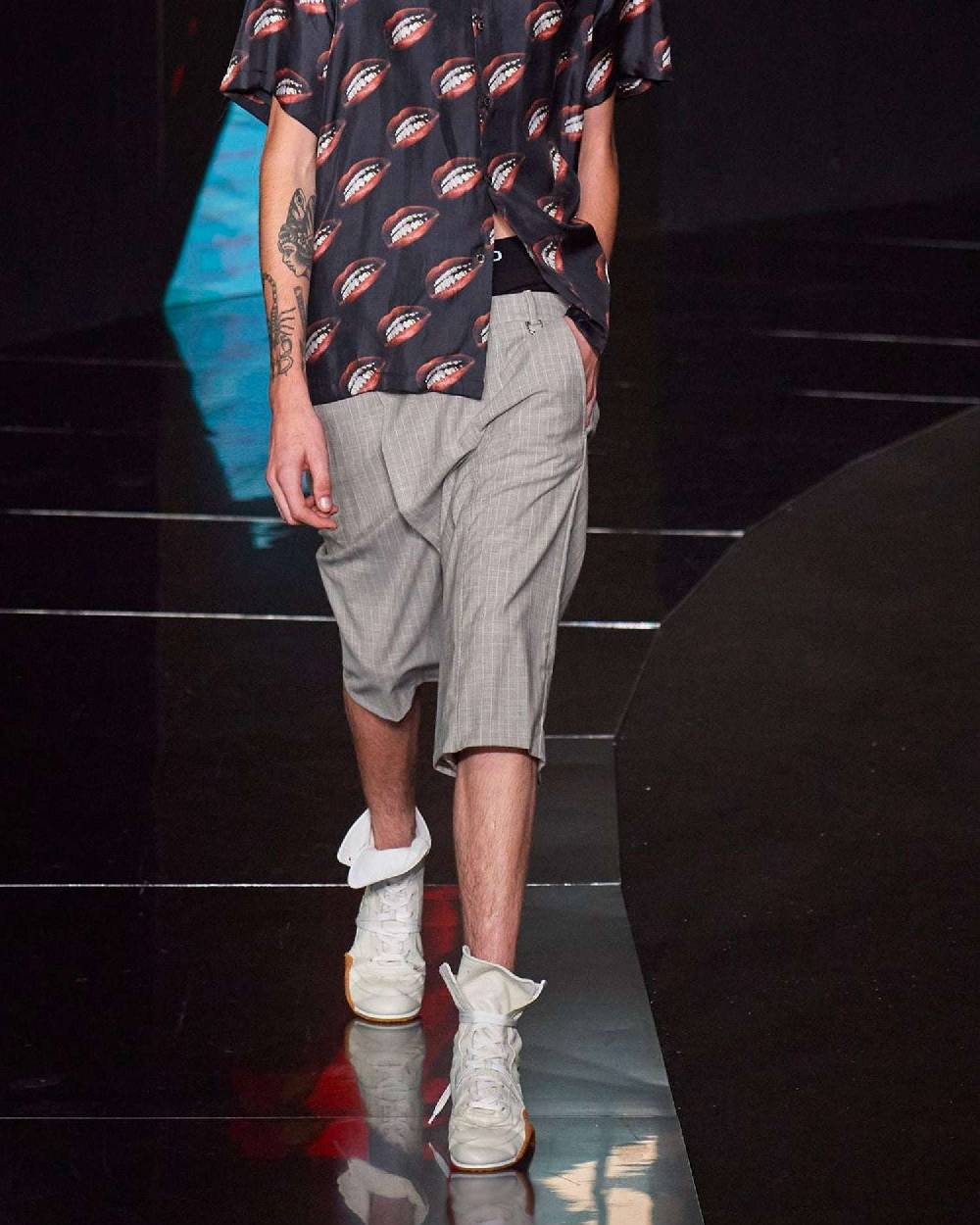 John Richmond Pantaloni corti straight fit Fornitura limitata