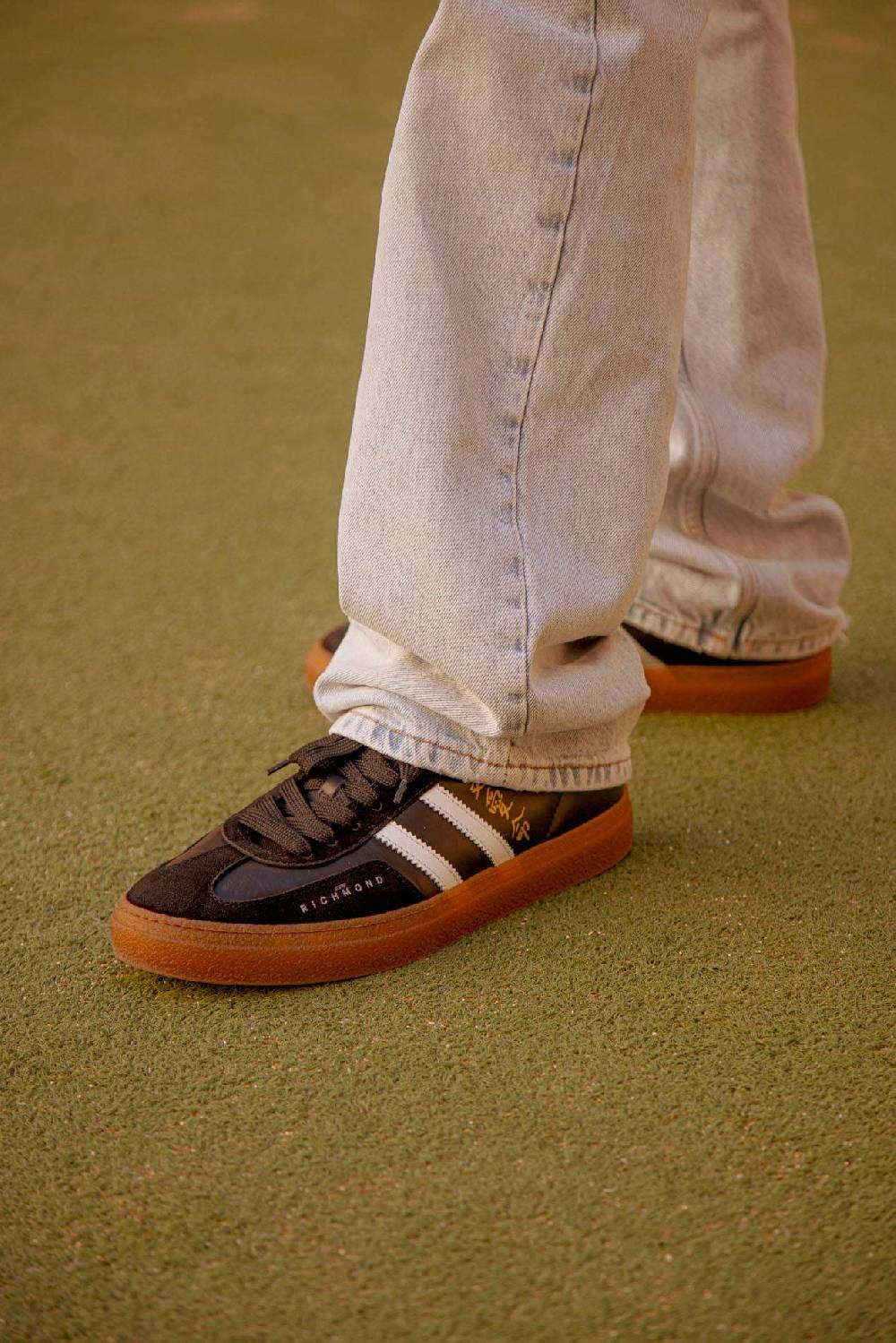 John Richmond Sneakers in pelle con logo e bande laterali Fino al 65% di sconto